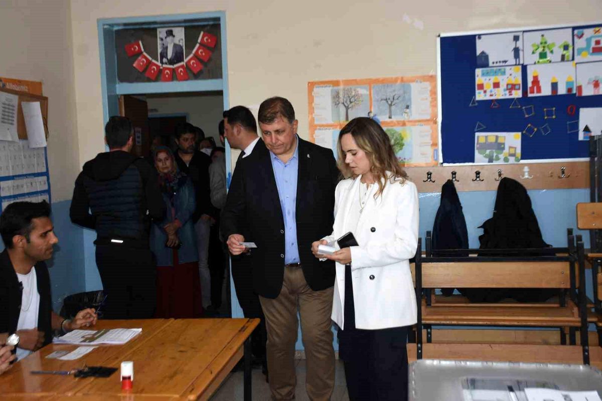 CHP İzmir Büyükşehir Belediye Başkan Adayı Cemil Tugay, oyunu kullandı