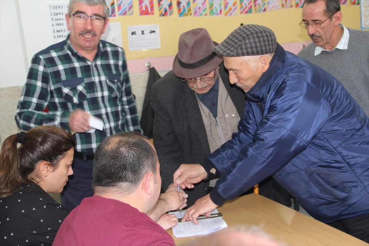 Çorum\'da yaşlı vatandaşlar, yakınlarının yardımıyla oylarını kullandı
