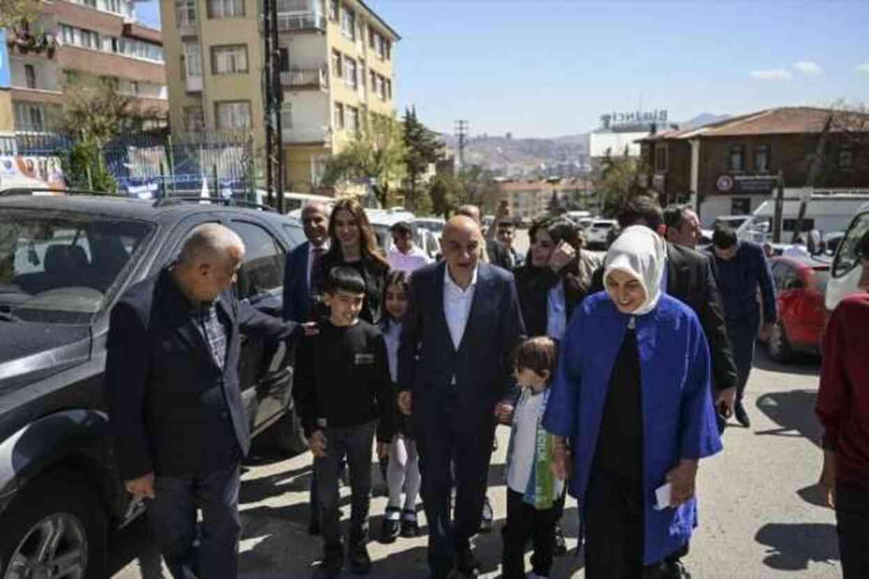 Cumhur İttifakı Ankara Büyükşehir Belediye Başkan adayı Turgut Altınok, oyunu kullandı