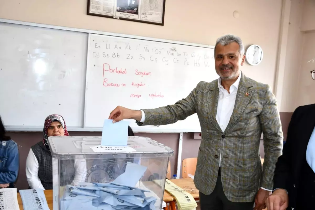 Cumhur İttifakı Hatay Büyükşehir Belediye Başkan adayı Mehmet Öntürk, oyunu kullandı