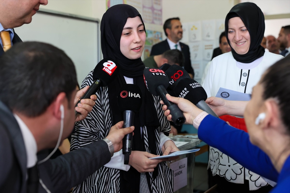 Hamza Dağ, İzmir Büyükşehir Belediye Başkan adayı olarak oy kullandı