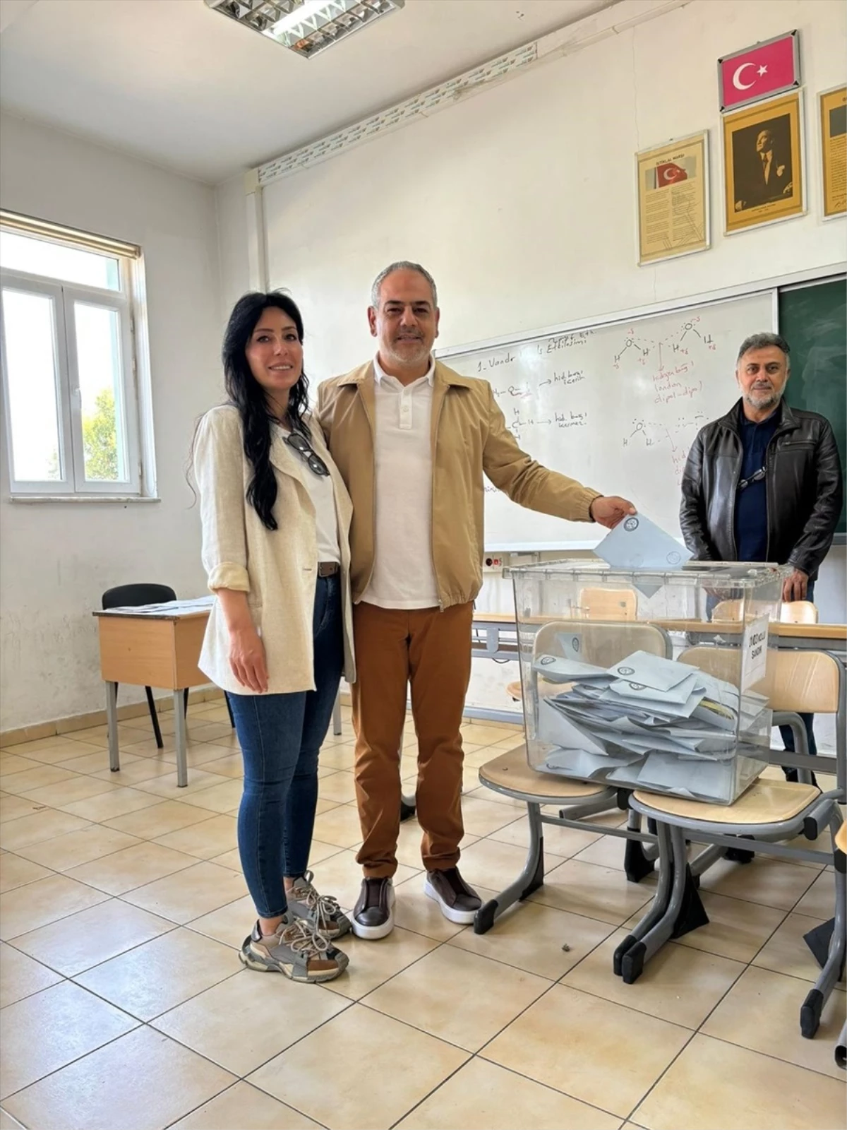 Cumhur İttifakı Muratpaşa Belediye Başkan adayı Özdemir Manavoğlu oy kullandı