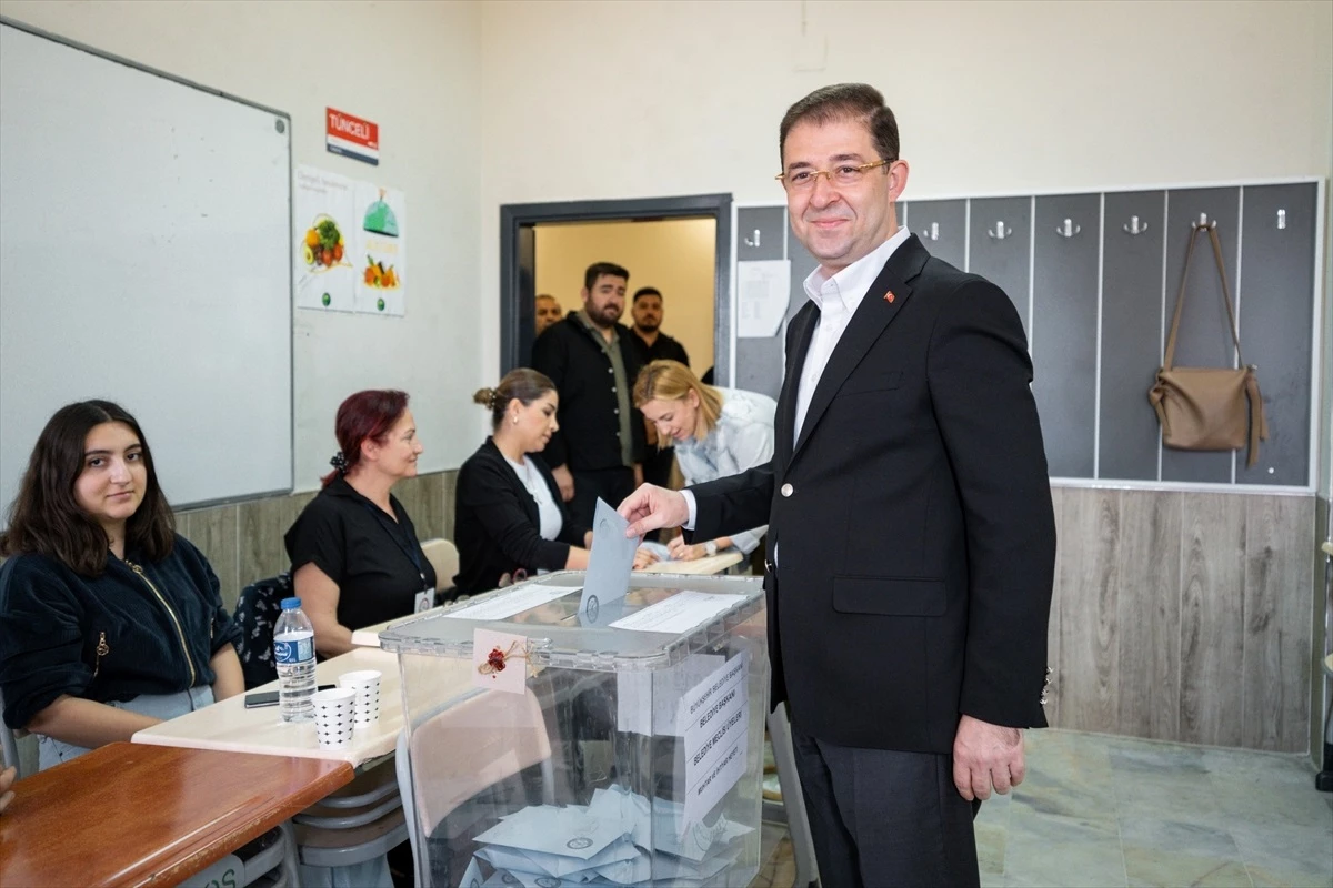 Cumhur İttifakı\'nın Mersin Büyükşehir Belediye Başkan adayı Serdar Soydan oy verdi