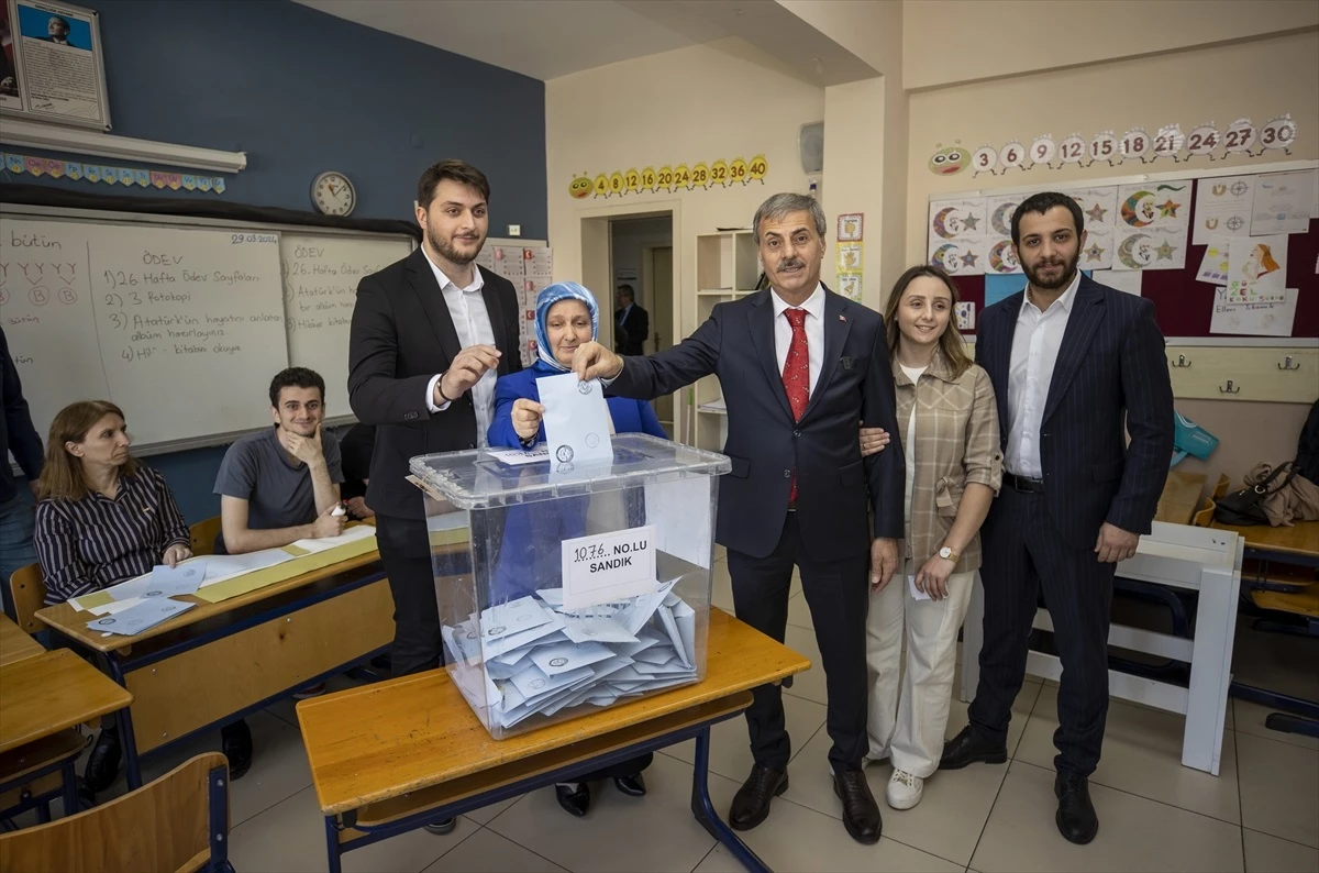 Serdivan Belediye Başkanı Yusuf Alemdar, oyunu kullandı