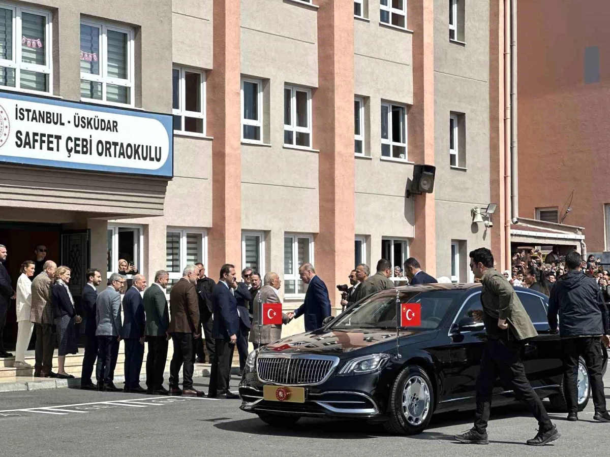 Cumhurbaşkanı Recep Tayyip Erdoğan, 31 Mart Mahalli İdareler Genel Seçimleri için oyunu kullanmak üzere Üsküdar\'daki Saffet Çebi Ortaokulu\'na geldi.