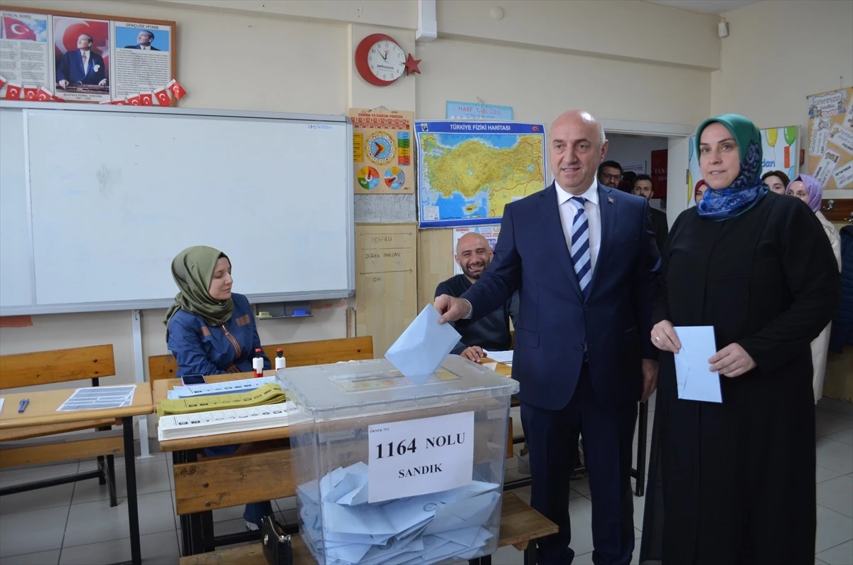 Darıca Belediye Başkanı Muzaffer Bıyık, oy kullandı