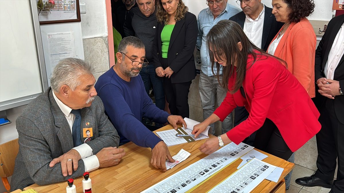 DEM Parti Eş Genel Başkanı Tulay Hatımoğulları Oruç, oy kullandı