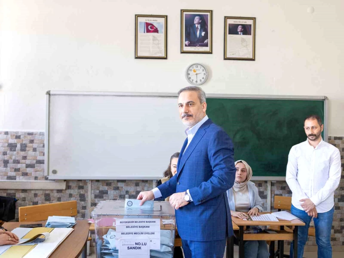 Dışişleri Bakanı Hakan Fidan, oy kullanmak için sandık başına gitti