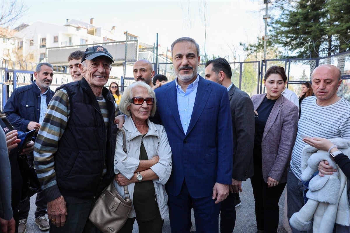Dışişleri Bakanı Hakan Fidan, Ankara\'da oy kullandı