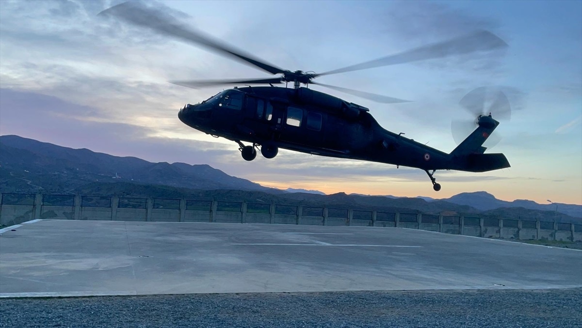 Diyarbakır\'da seçim malzemeleri askeri helikopterle taşındı