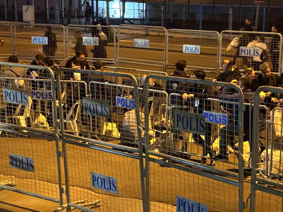 Diyarbakır İl Seçim Kuruluna Oy Torbaları Nedeniyle Kuyruk Oluştu