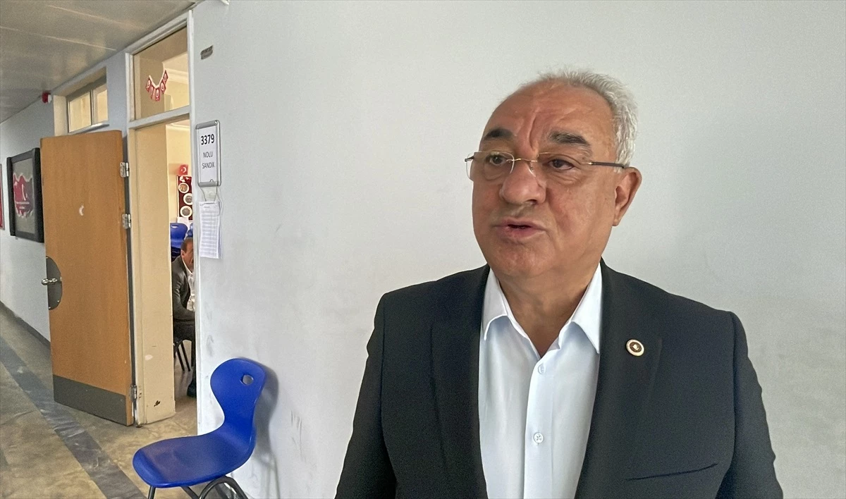 DSP Genel Başkanı Önder Aksakal, Üsküdar\'da oy kullandı