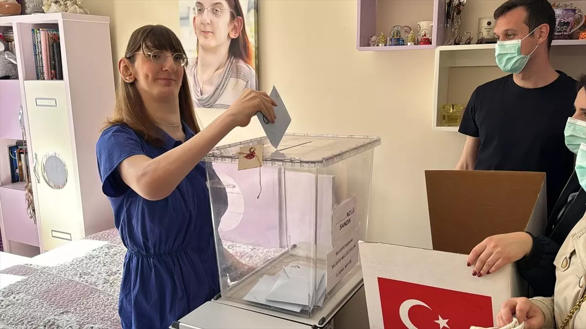 Dünyanın en uzun boylu kadını Rumeysa Gelgi, seyyar sandıkta oy kullandı