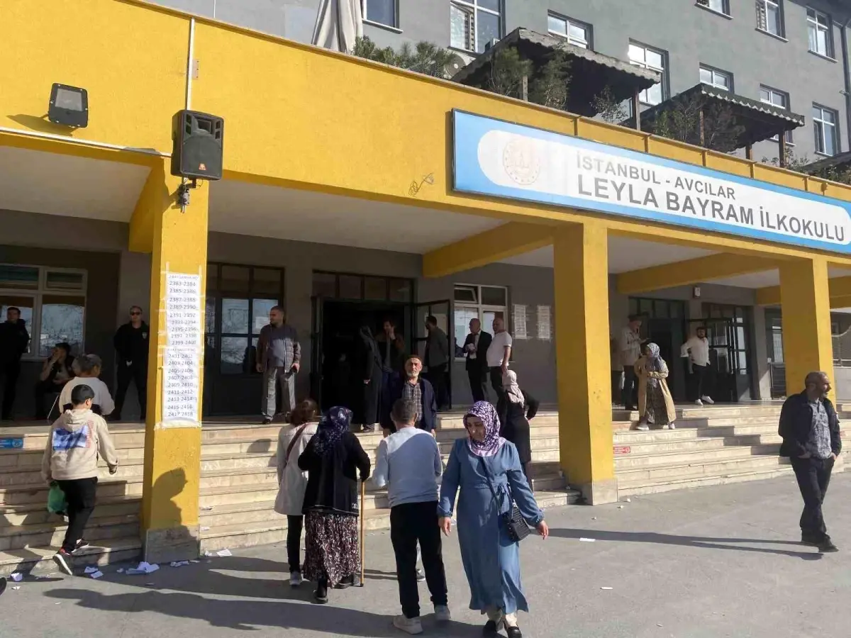 Avcılar Leyla Bayram İlkokulu\'nda yoğunluk dron ile görüntülendi