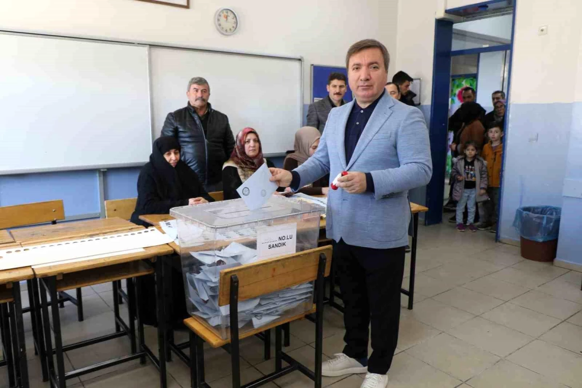 Erzincan Valisi Hamza Aydoğdu, Müşir Zeki Paşa Ortaokulunda oyunu kullandı