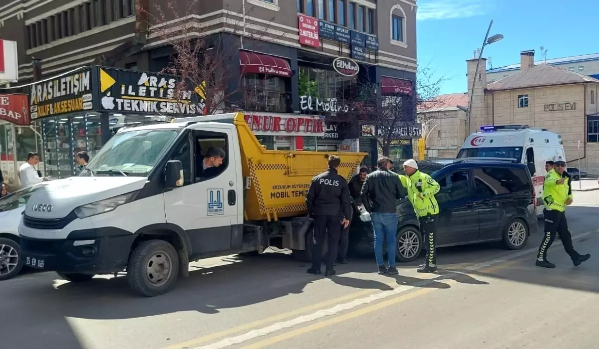 Erzurum\'da trafik kazası: 1 belediye çalışanı yaralandı