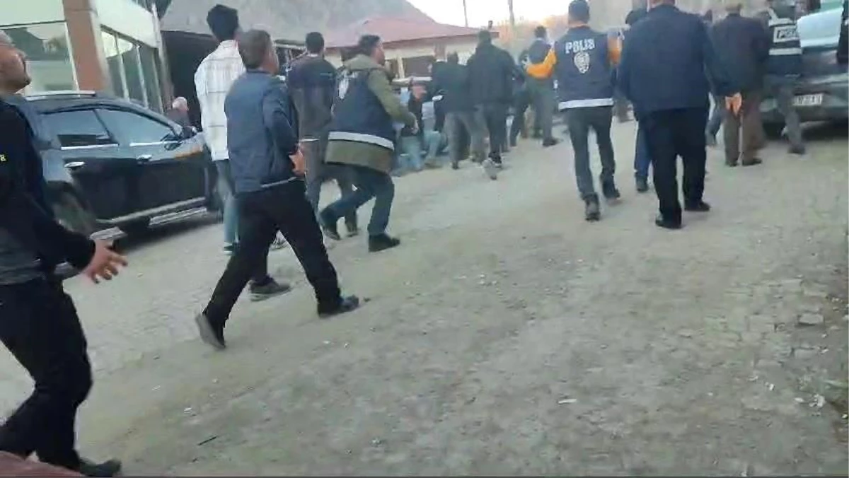 Erzurum\'un Uzundere ilçesinde oy sayımı sırasında kavga çıktı