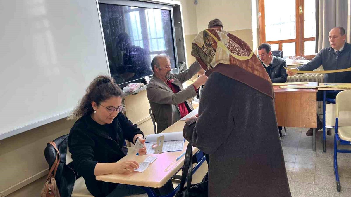 Eskişehir\'de yaşlı ve özel gereksinimli bireyler sandığa geldi
