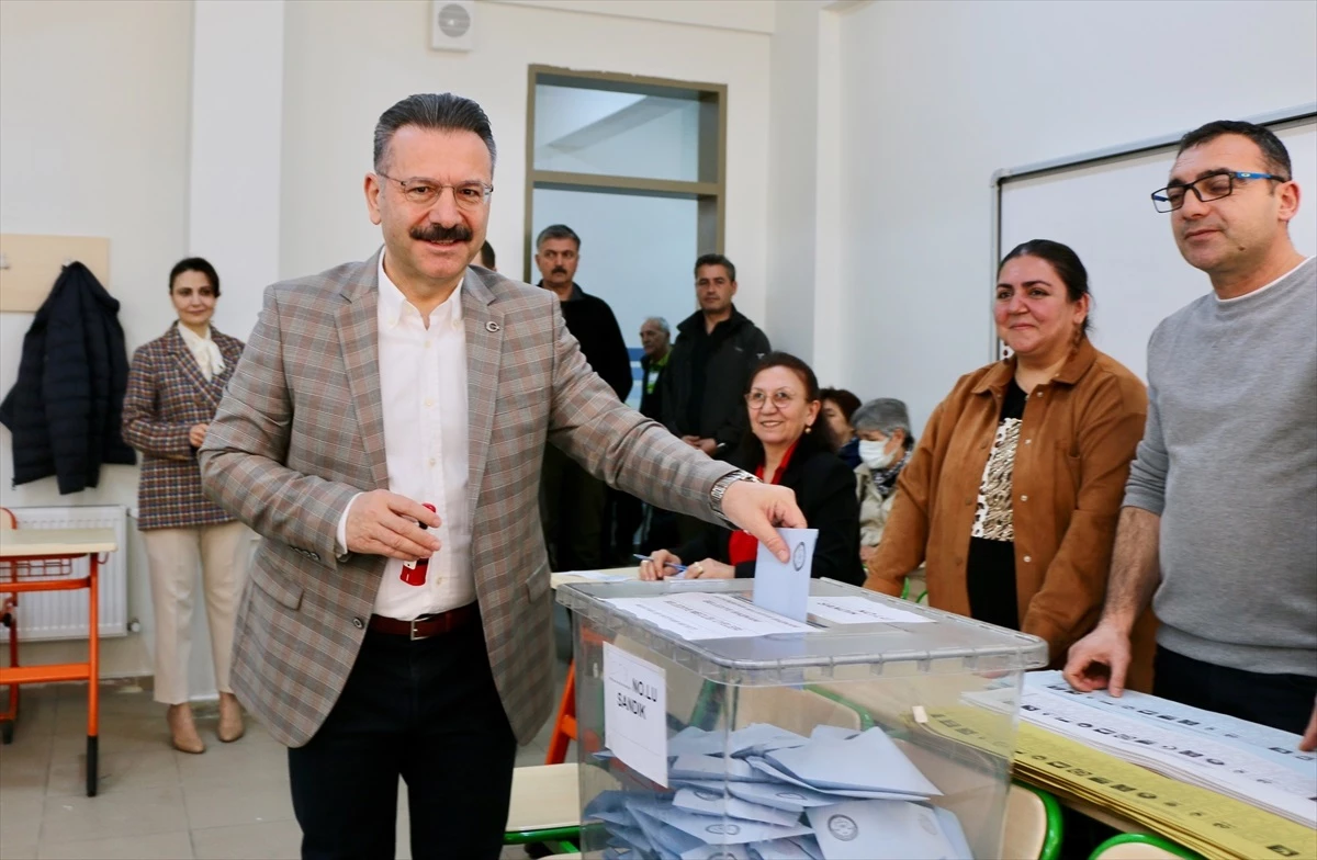 Eskişehir Valisi Hüseyin Aksoy, Mahalli İdareler Genel Seçimi için oy kullandı