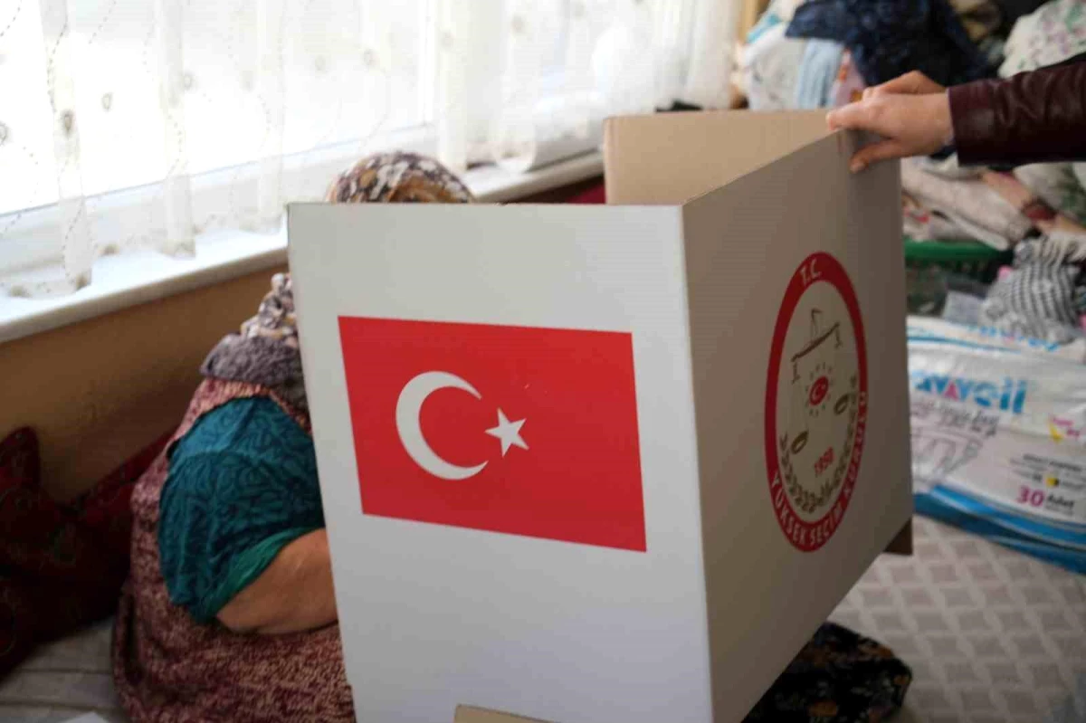 Edirne\'de evinde oy kullanan yaşlı kadın sevinç gözyaşları döktü
