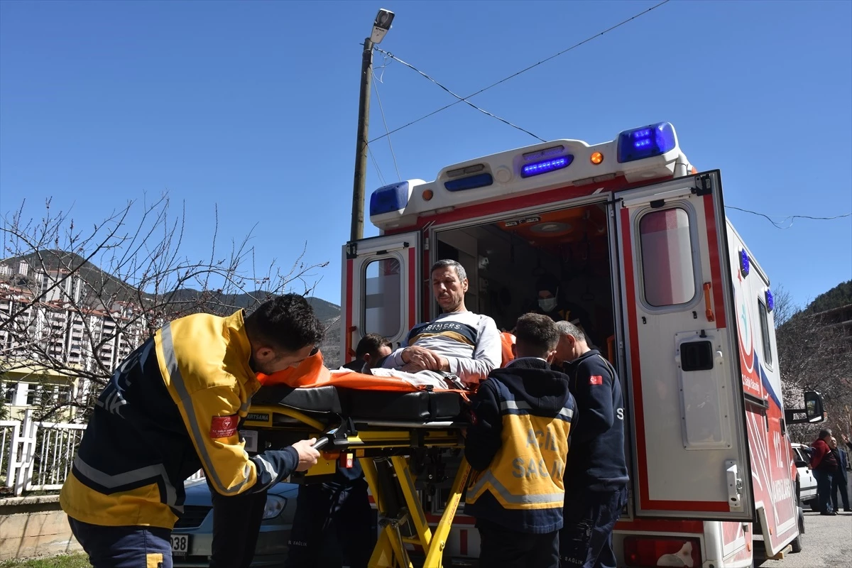 Felçli Vatandaş Ambulansla Oy Kullanmaya Götürüldü