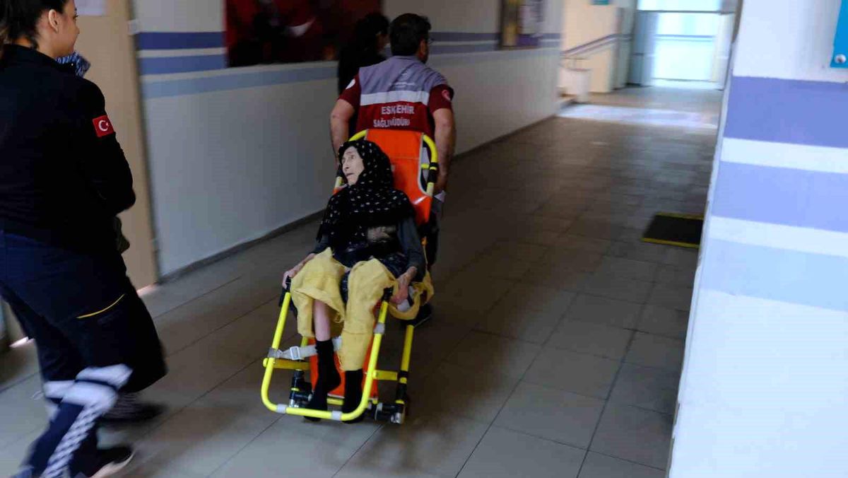 Eskişehir\'de Felçli Kadın Sedye İle Oy Kullanmak İçin Okula Getirildi