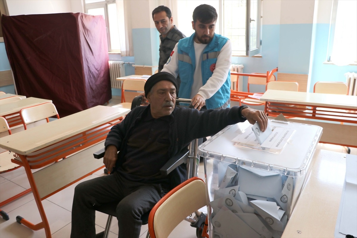 Gaziantep\'te Yürüme Güçlüğü Çeken Seçmen Oyunu Kullandı