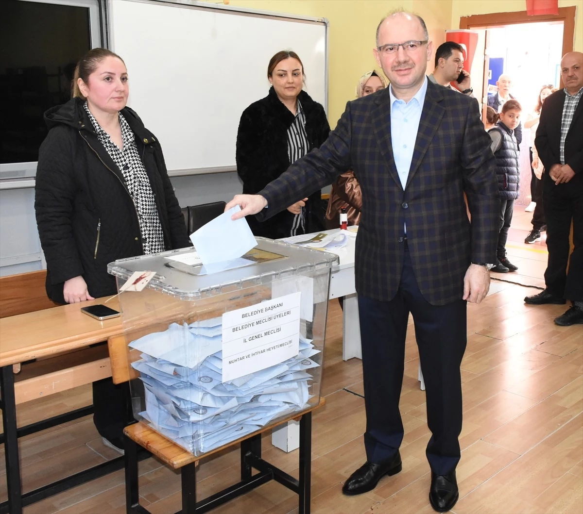 Giresun Valisi Mehmet Fatih Serdengeçti, seçimlerin sorunsuz başladığını söyledi