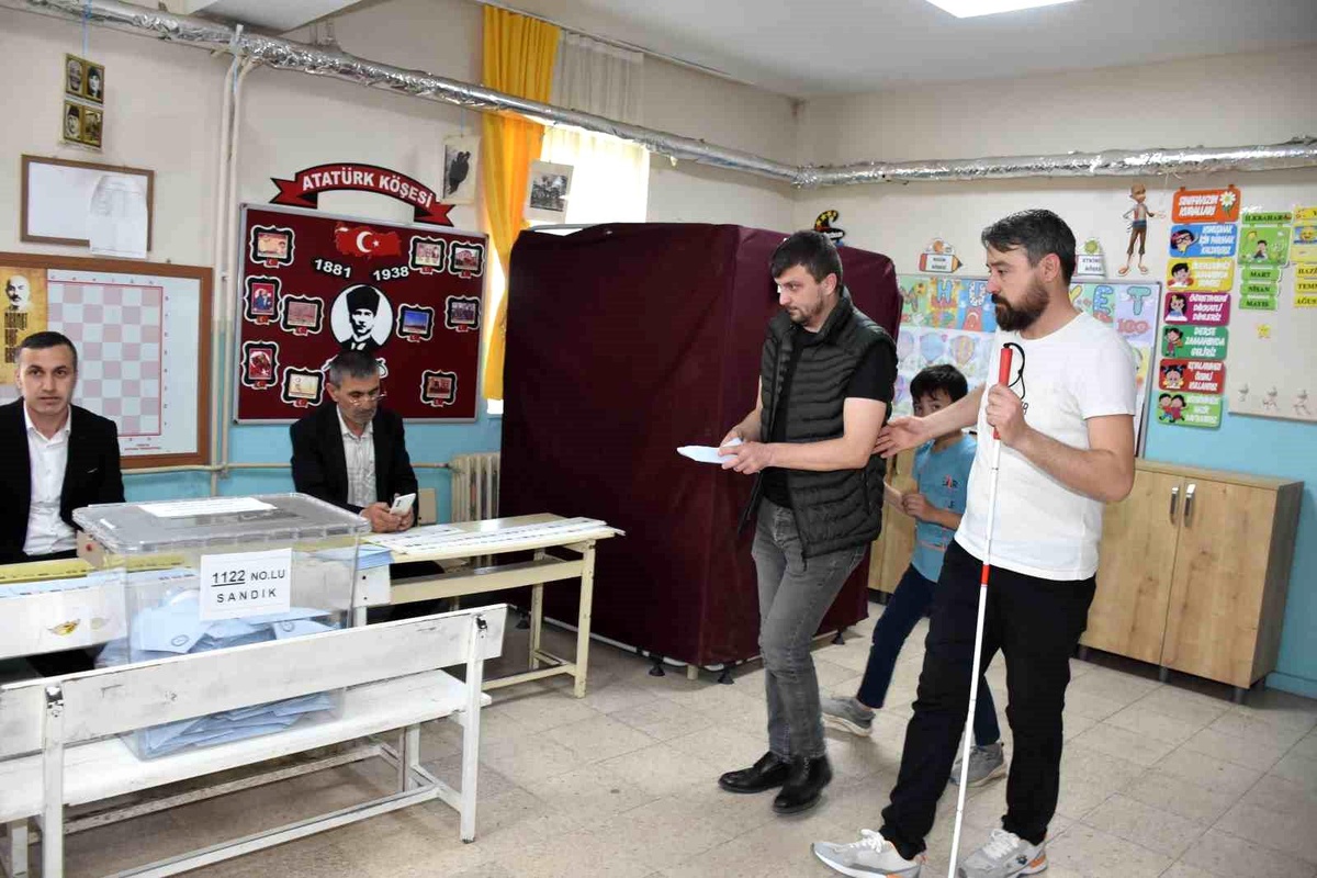 Görme engelliler için özel pusula ile oy kullanma imkanı sağlandı