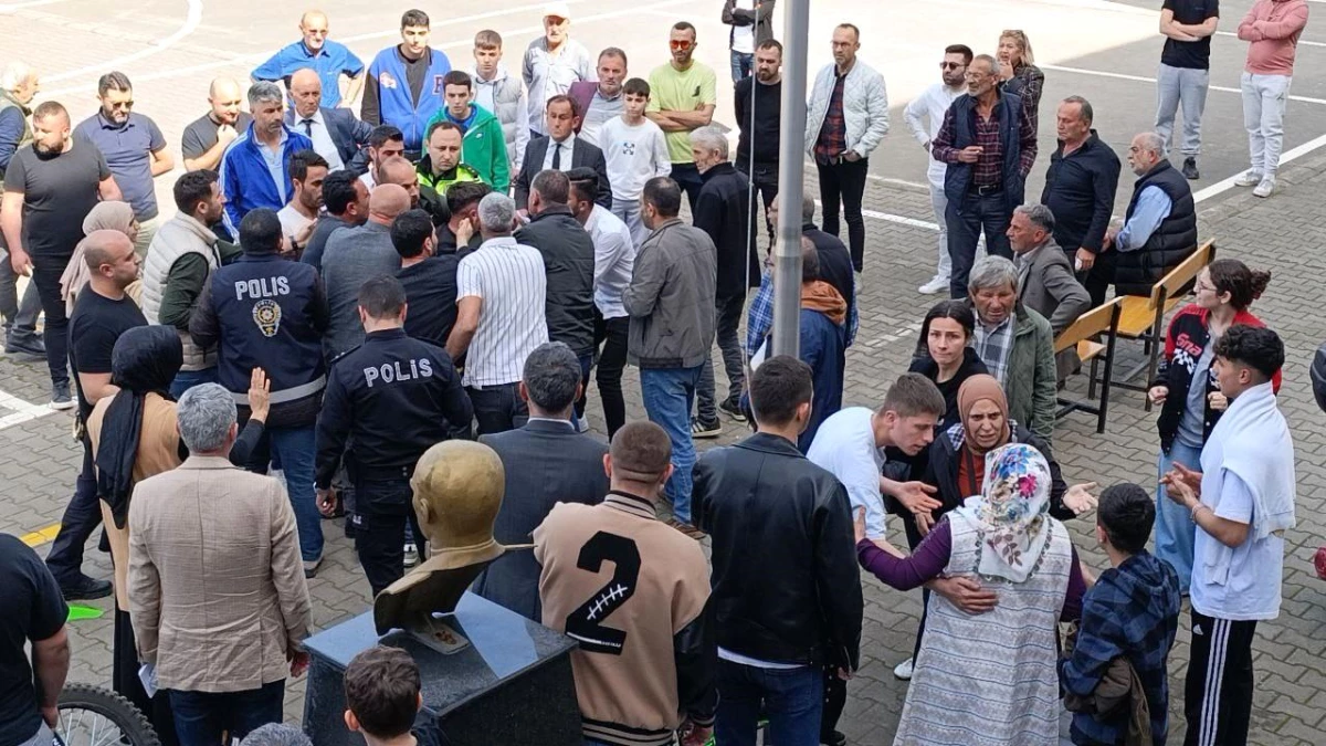 Sakarya\'da oy kullanma kavgası: Polis memuru yaralandı, 3 kişi gözaltına alındı