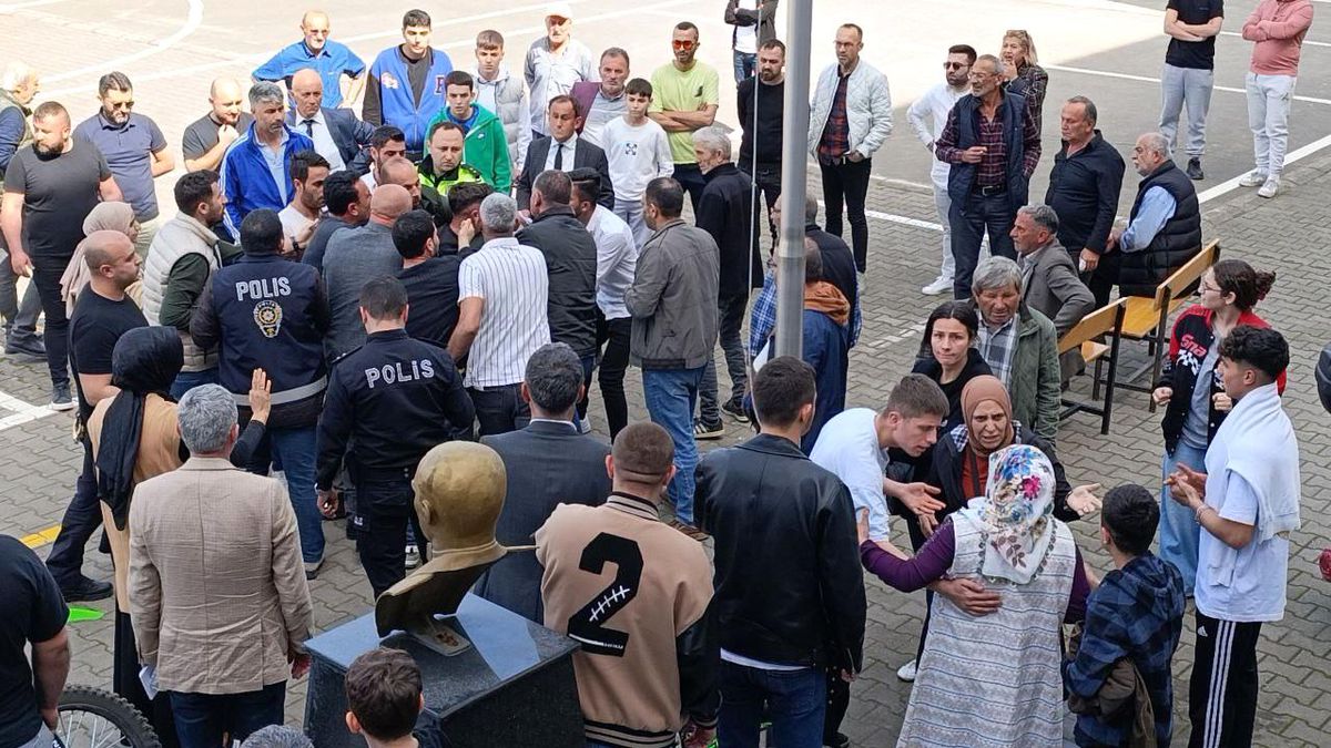 Sakarya\'da oy kullanma kavgası: Polis memuru yaralandı, 3 kişi gözaltına alındı