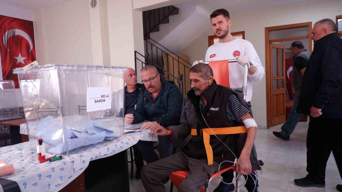 Edirne\'de Hastanede Tedavi Gören Hasta Ambulansla Oy Kullanmaya Götürüldü