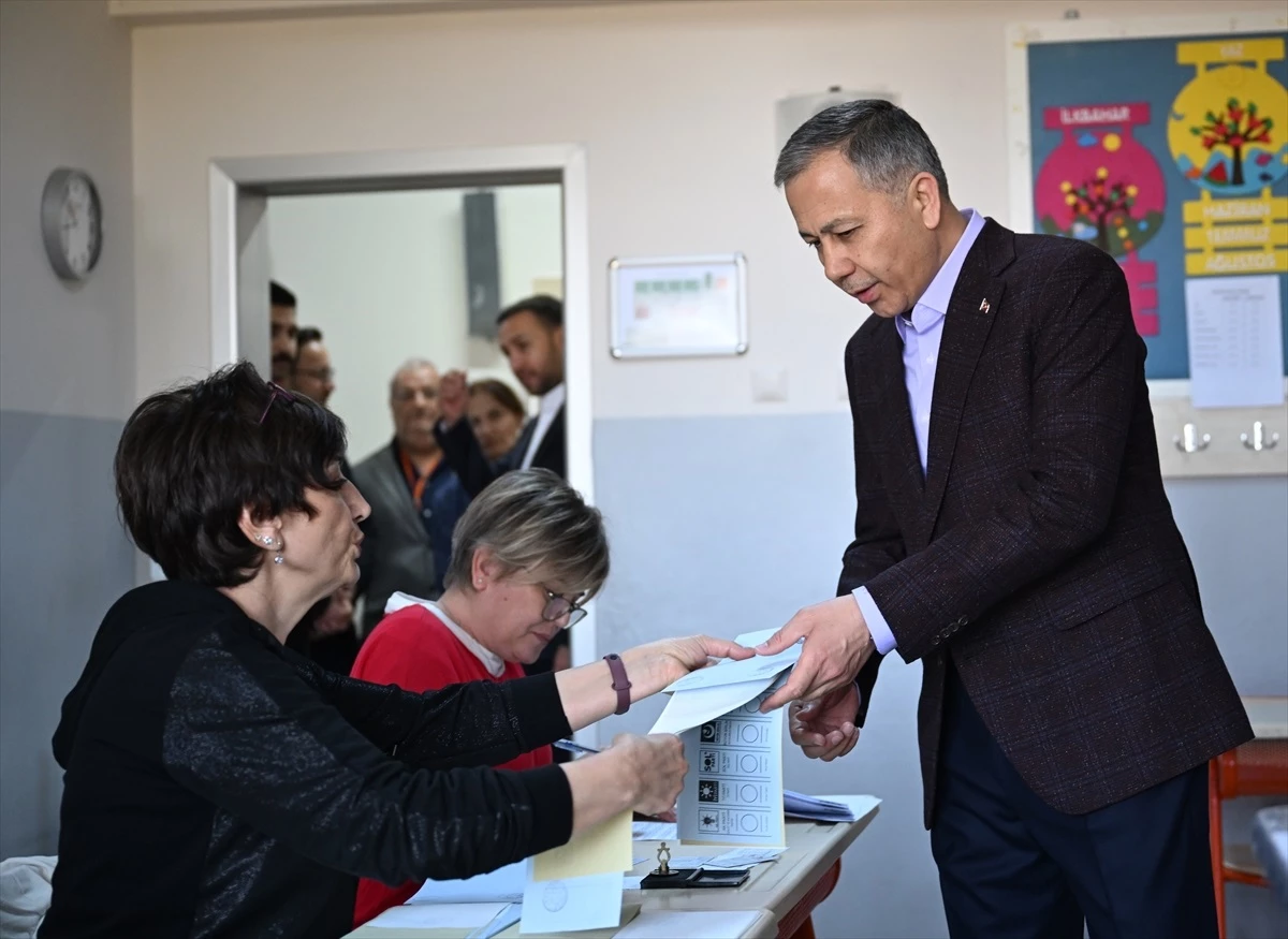İçişleri Bakanı Ali Yerlikaya, Mahalli İdareler Genel Seçimlerinde oy kullandı