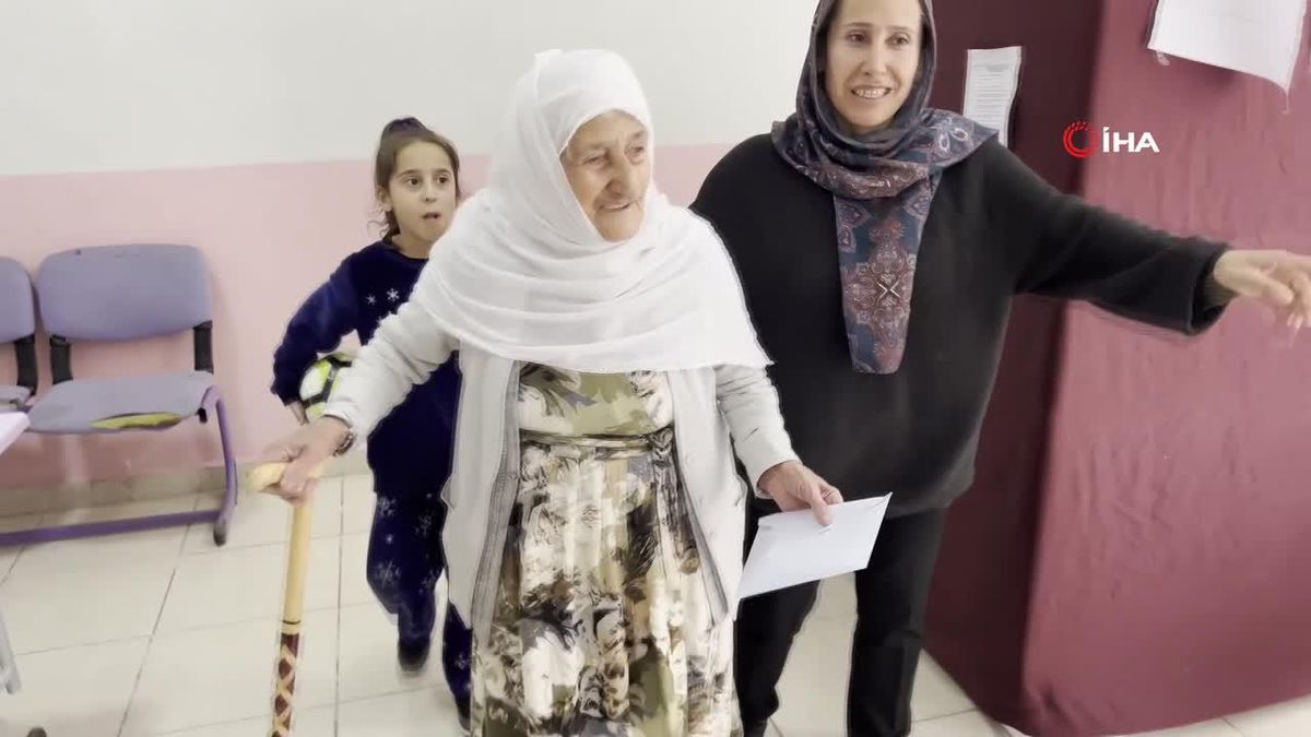 İspanyol gribinden sonra Covid-19'u da yenen 106 yaşındaki Emine Nine oyunu kullandı