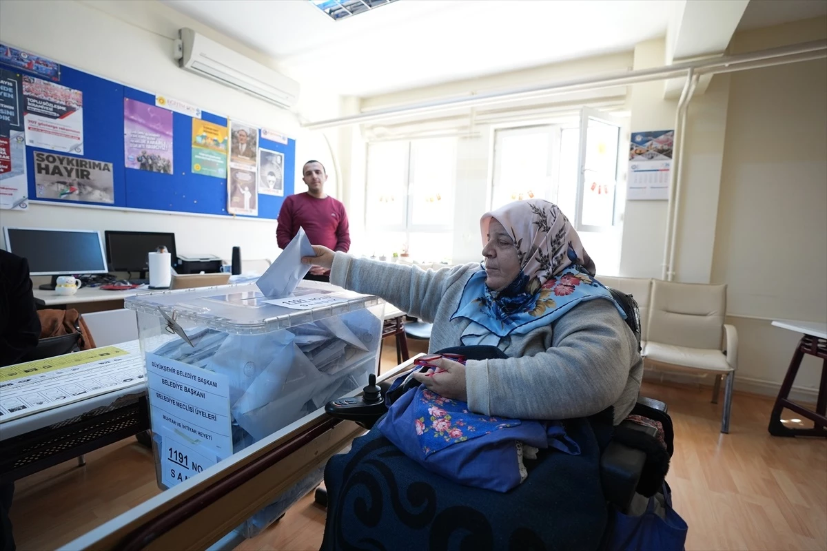 Engelli ve hasta seçmenler oy kullanmak için sağlık ekipleri tarafından taşınıyor