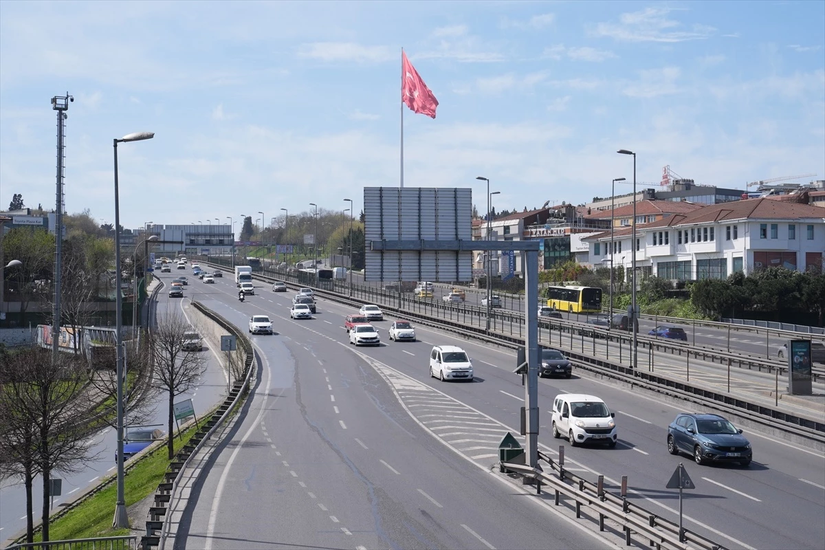 İstanbul\'da oy kullanma işlemi sürerken yollar boş kaldı