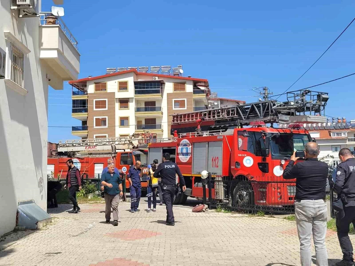 Antalya\'da Sigara İzmaritinden Çıkan Yangında Anne ve Çocuklar Kurtarıldı