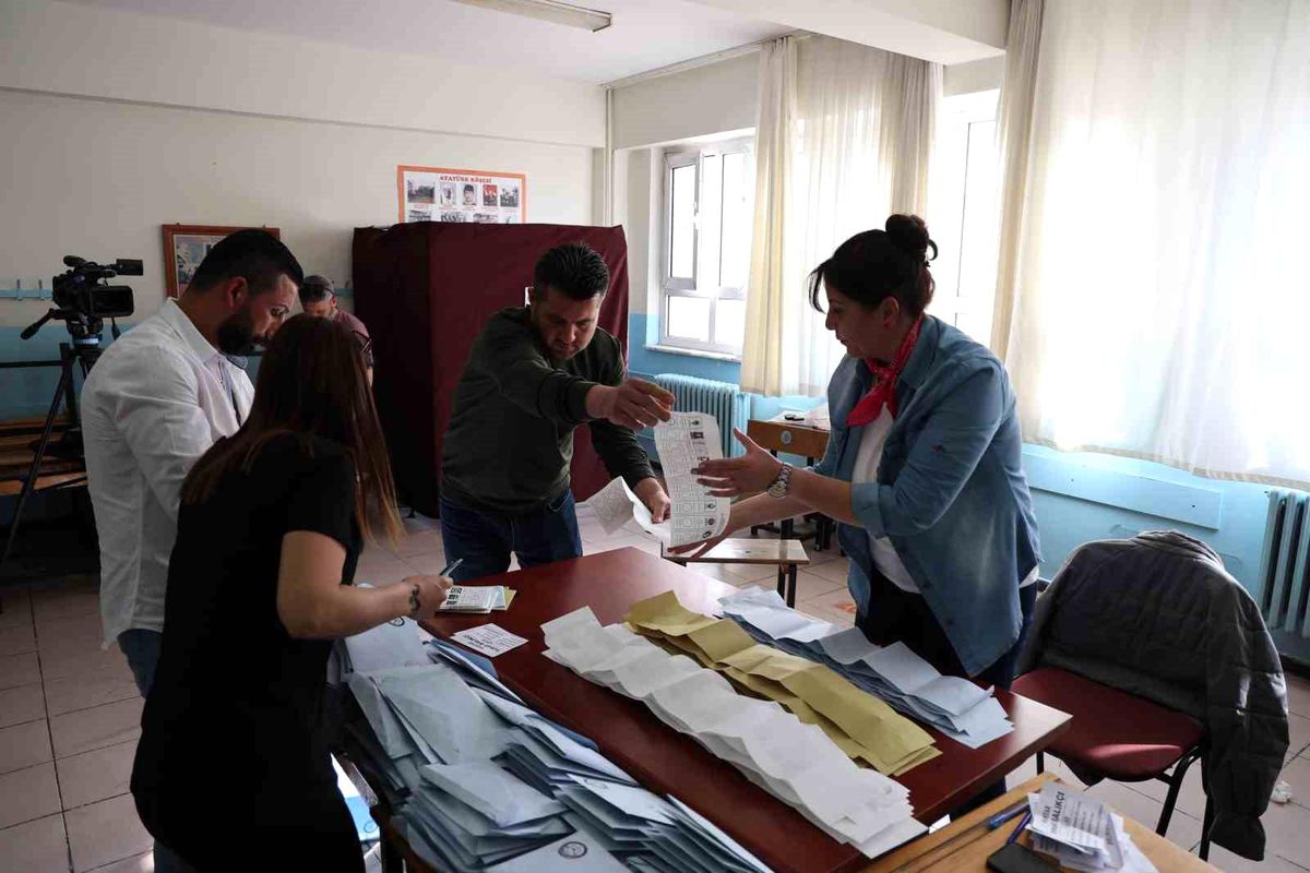 İzmir\'de Mahalli İdareler Seçimleri\'nde oy sayma işlemleri başladı