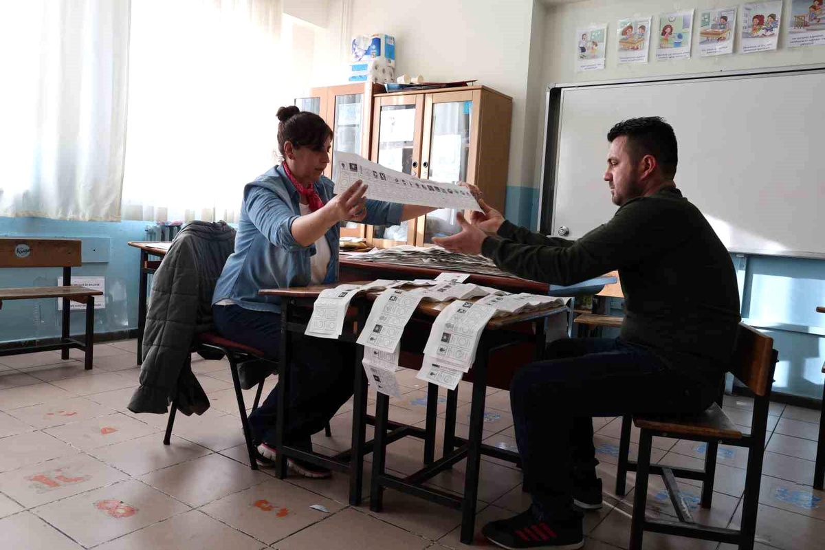 İzmir\'de oy sayımı sürüyor