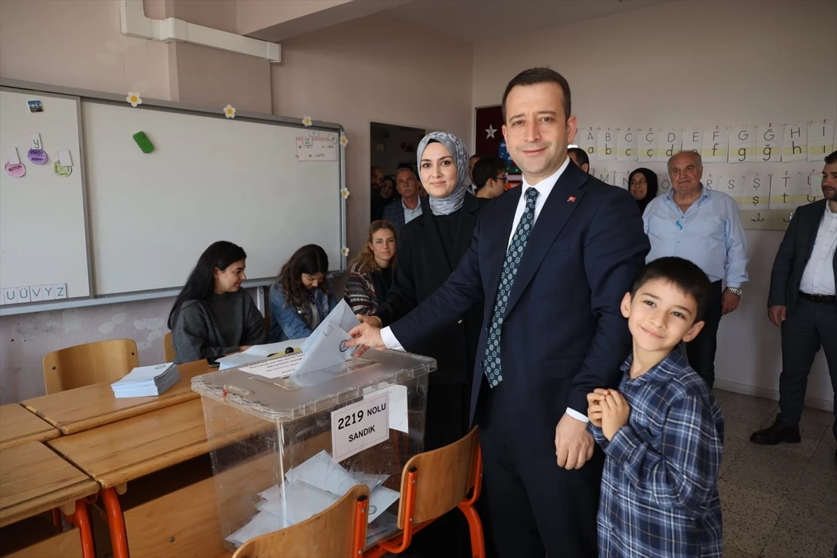 Cumhur İttifakı\'nın AK Parti\'den İzmit Belediye Başkan adayı Muharrem Tutuş oy kullandı