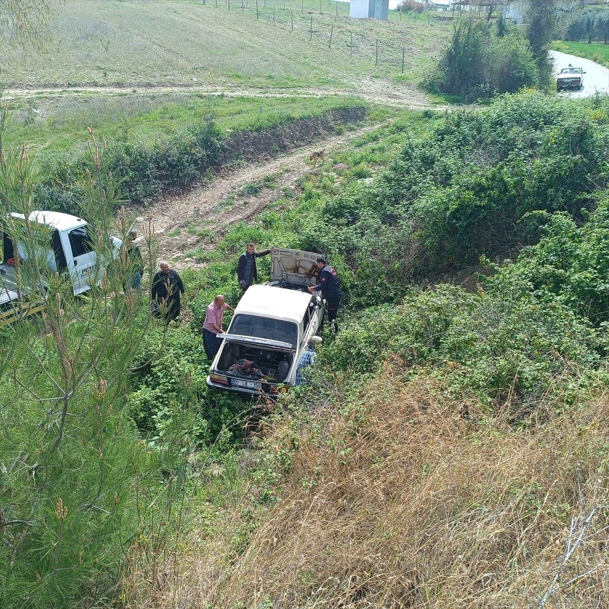 Kadirli\'de Otomobil Şarampole Devrildi: 5 Yaralı