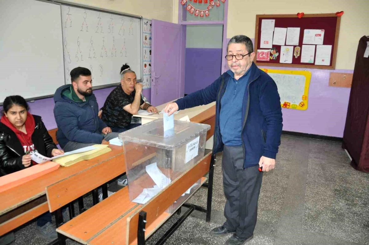 Kars\'ta Seçmenler Oy Kullanmak İçin Okullara Yöneldi