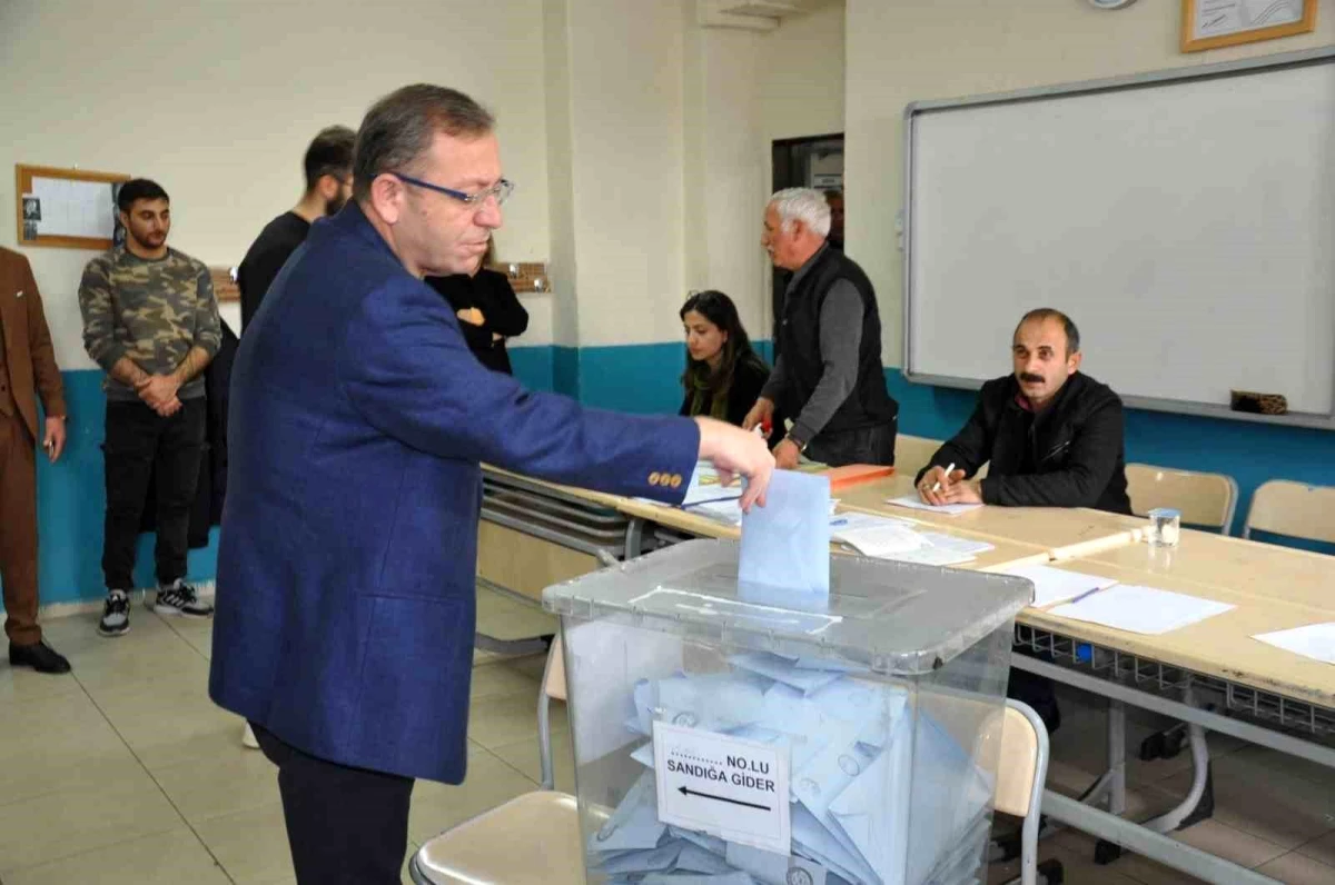 Kars Valisi Ziya Polat, oy kullanmak için sıraya girdi