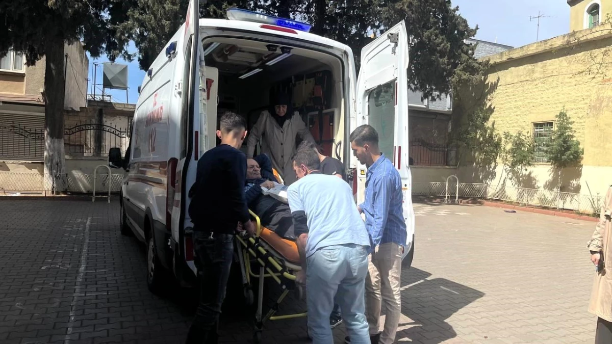 Kilis\'te hasta ve yatağa bağlı seçmenler oy kullanabilmek için ambulanslarla taşınıyor