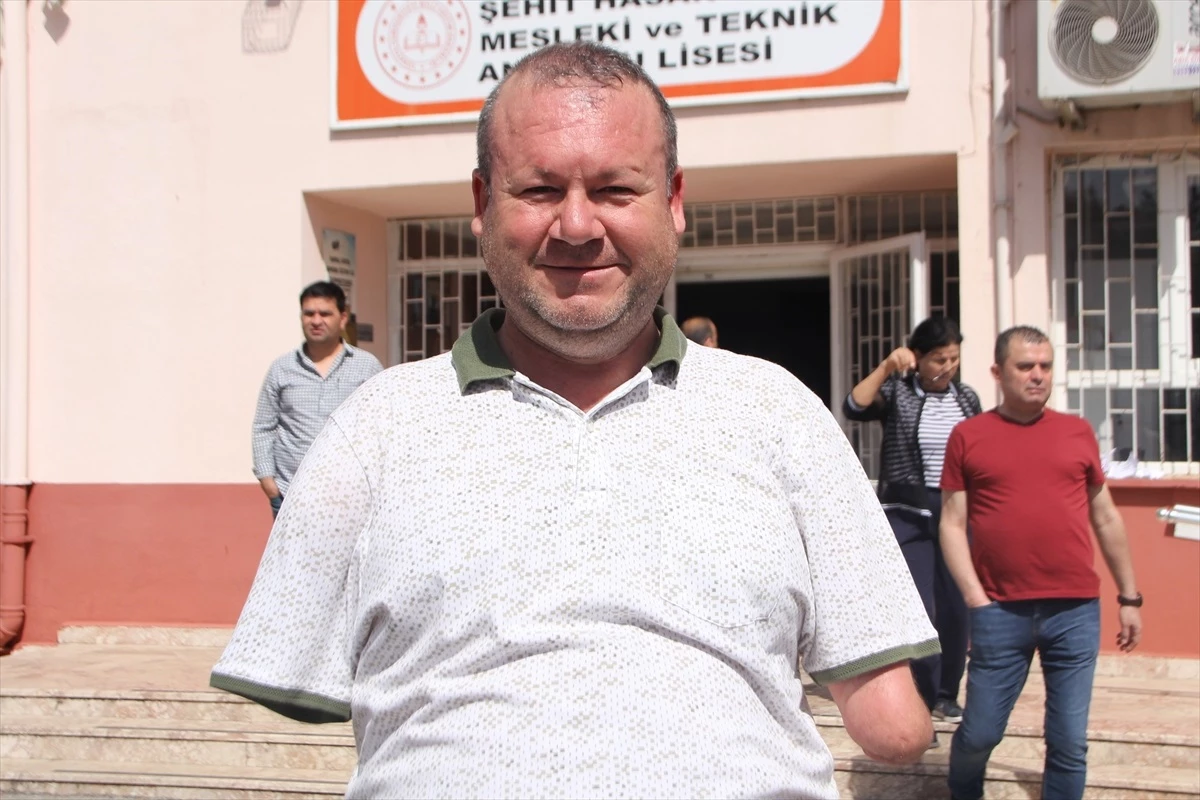 Antalya\'da kolları olmayan engelli Bülent Bodur, oy zarfını ağzıyla sandığa attı