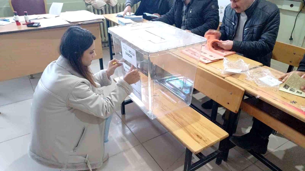 Muş\'un Malazgirt ilçesinde vatandaşlar sandık başına gitti