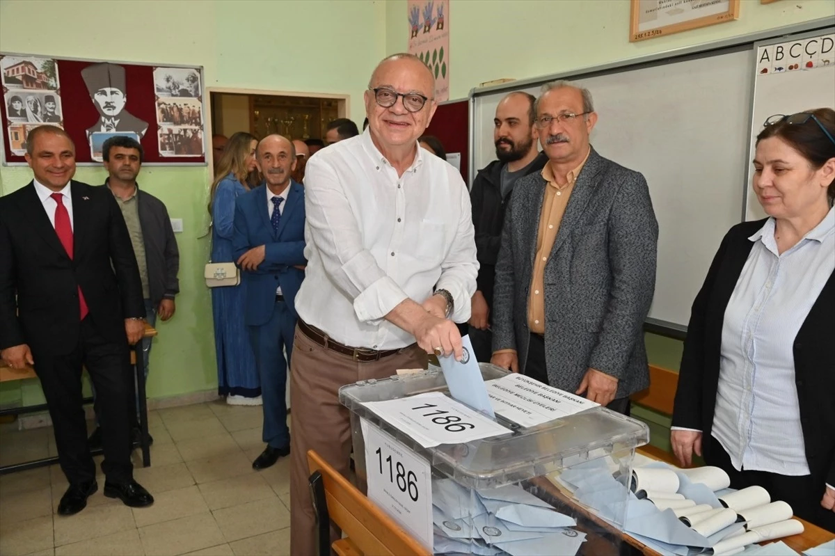 Manisa Büyükşehir Belediye Başkanı ve CHP Adayı Oy Kullandı
