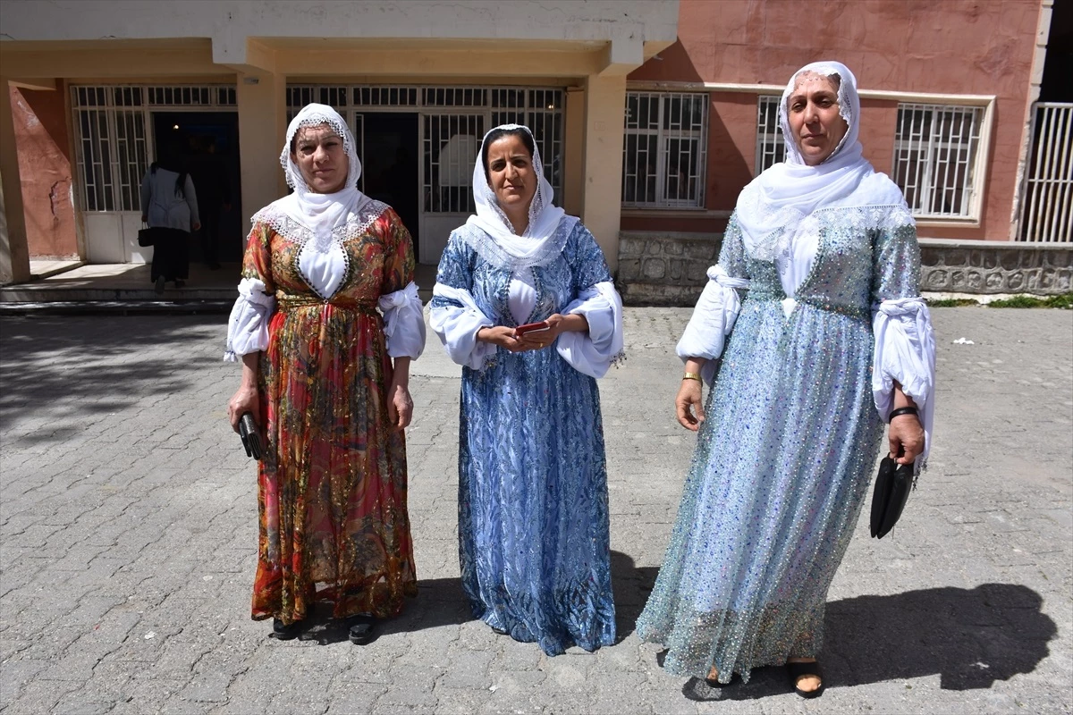 Mardin ve Şırnak\'ta Yöresel Kıyafetlerle Oy Kullanıldı