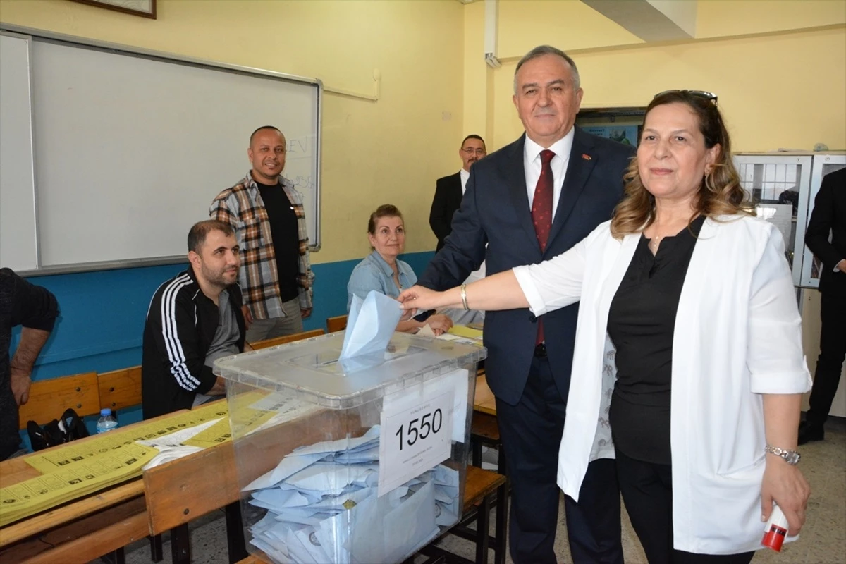 MHP Grup Başkanvekili Erkan Akçay, Manisa\'da oy kullandı