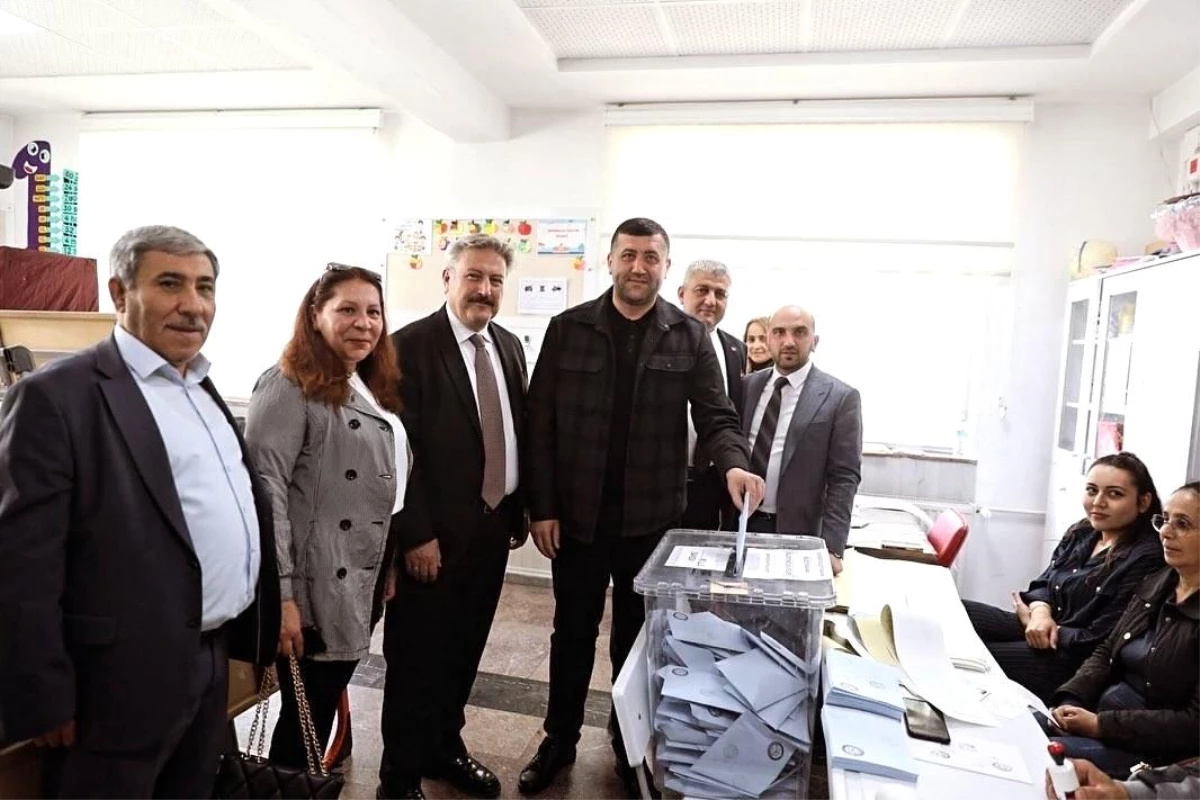 MHP Milletvekili Baki Ersoy, oy kullanmak için Fatoş Büyükkuşoğlu İlkokulu\'na gitti